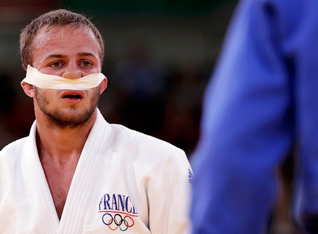 Ugo Legrand của Pháp với cái mũi phải băng bó trong trận đấu judo hạng cân 73 kg.